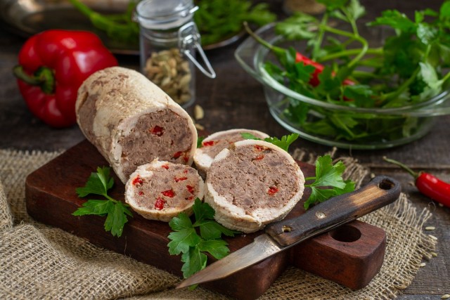 Диетический рулет из говядины с куриным филе Диетический рулет из говядины с куриным филе
