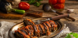 Говядина с баклажанами под овощным соусом — сытно и полезно