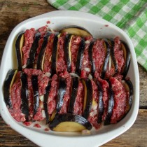 Укладываем баклажаны с мясом в форму