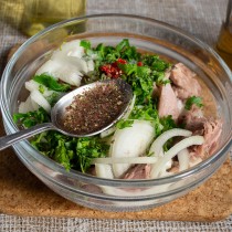Солим и перчим по вкусу, наливаем яблочный уксус