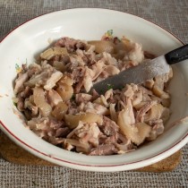 Нарезаем кожу и мясо, кладём в лотки для заливного или тарелку