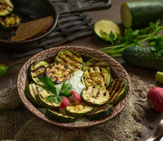 Кабачки-гриль со сметанно-овощным соусом - Рецепты Кабачки-гриль со сметанно-овощным соусом