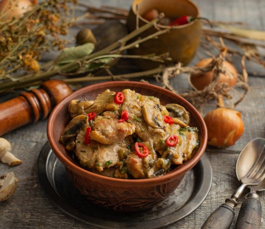 Мясо с грибами на сковороде — вкусное домашнее рагу - Основные блюда и гарниры Мясо с грибами на сковороде — вкусное домашнее рагу