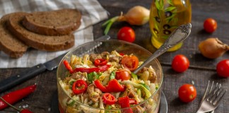 Салат из капусты и свинины — быстро и очень вкусно