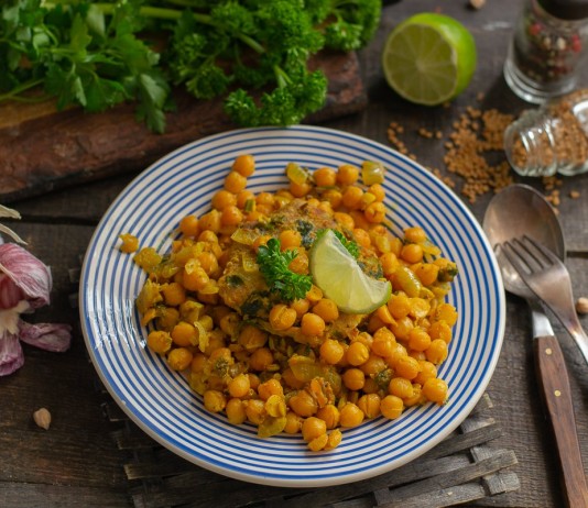 Сытное карри из нута по мотивам индийской кухни