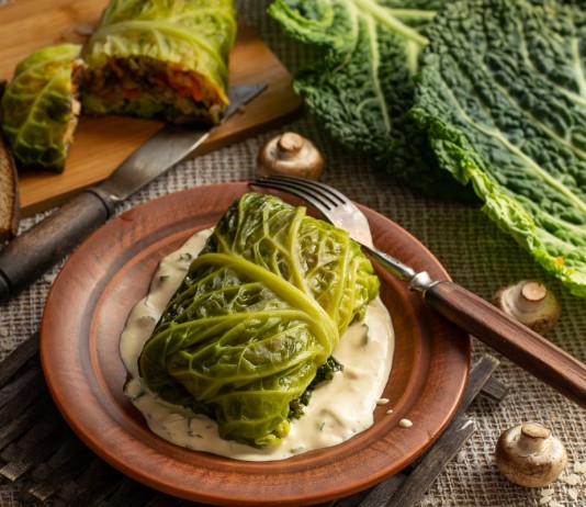 Вегетарианские голубцы на пару из савойской капусты с грибами