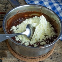 Добавляем сухую молочную смесь