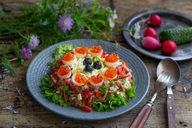 Летняя закуска с перепелиными яйцами и красной икрой