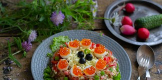 Летняя закуска с перепелиными яйцами и красной икрой