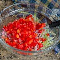 Половину стручка болгарского перца режем маленькими кубиками