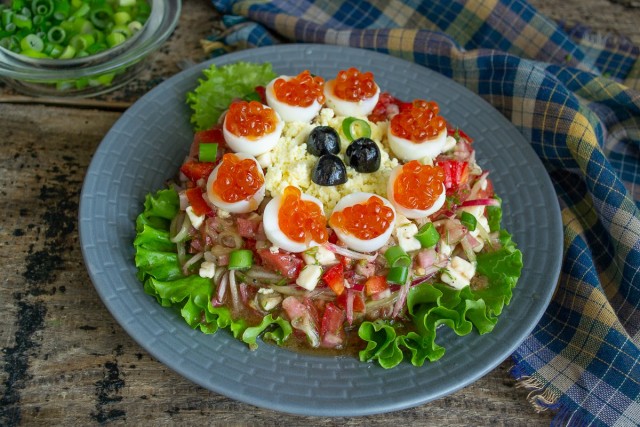 Украшаем летнюю закуску белками яиц с икрой и маслинами