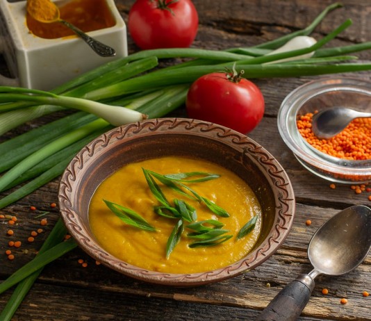 Питательный крем-суп из красной чечевицы с куркумой
