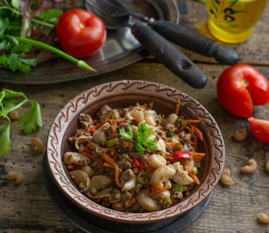 Рожки из полбы с говядиной — полезные макароны по-флотски