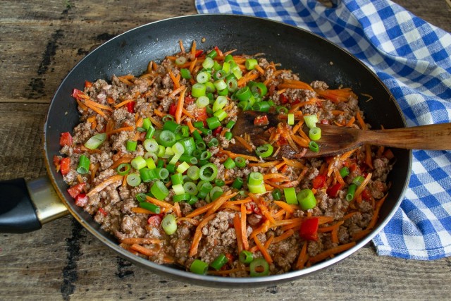 Жарим овощи с мясом 10 минут, перемешиваем. Через 10 минут приправляем