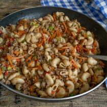 Прогреваем соус с рожками несколько минут