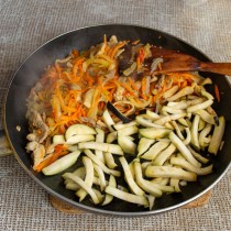 Пассеруем лук и морковь, добавляем мясо. Обжариваем баклажан, перемешиваем