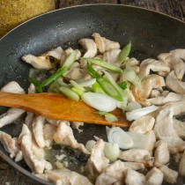 Кладём нарезанный лук к обжаренному мясу, обжариваем до мягкости, солим и перчим