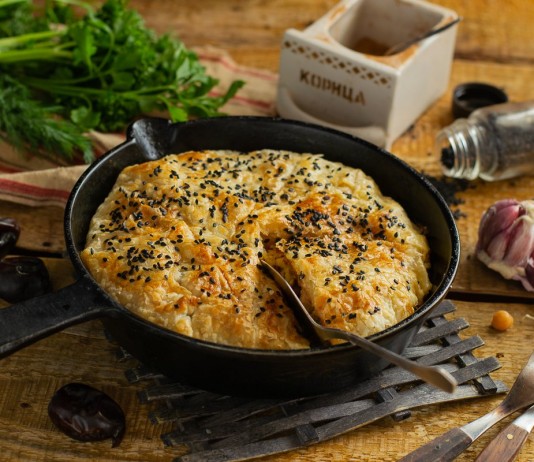 Вкусный пирог из слоёного теста по-восточному