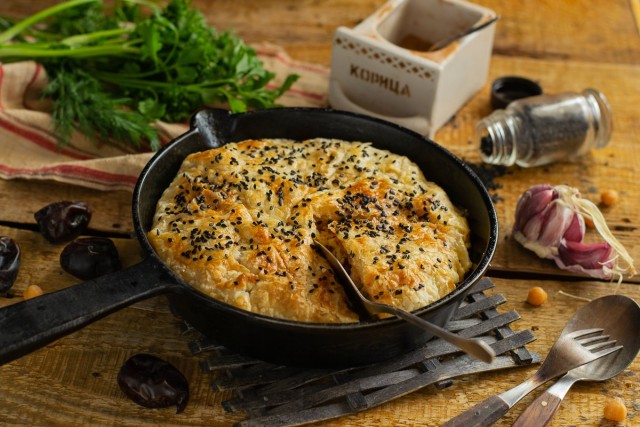 Вкусный пирог из слоёного теста по-восточному