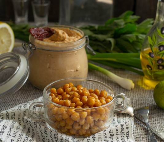 Закуски из нута — хумус с вялеными томатами и жареный нут