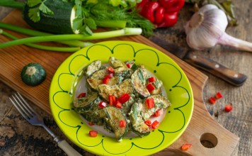 Жареные кабачки со сметаной и чесноком