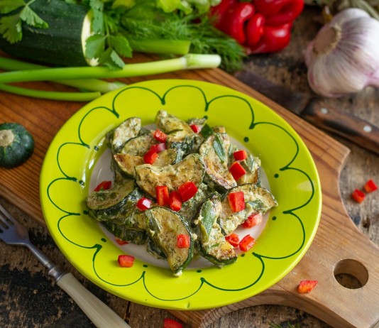 Жареные кабачки со сметаной и чесноком