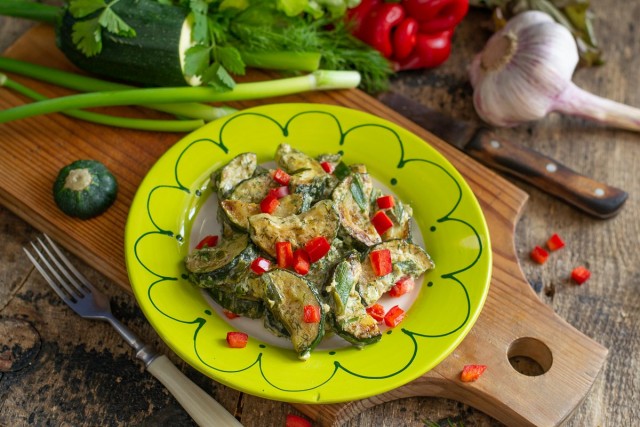 Жареные кабачки со сметаной и чесноком Жареные кабачки со сметаной и чесноком