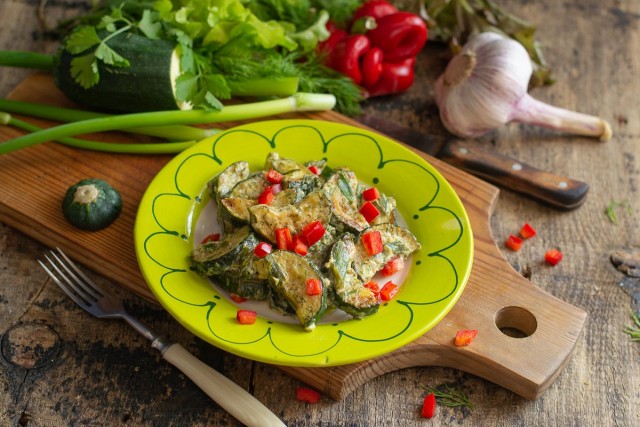 Жареные кабачки со сметаной и чесноком 