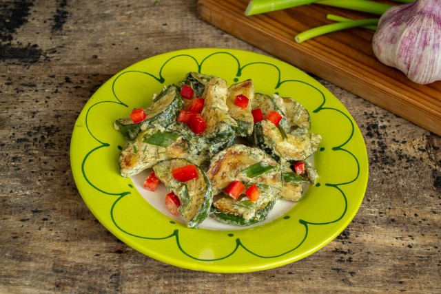 Выкладываем жареные кабачки с соусом на тарелку, посыпаем кубиками перца. Готово!