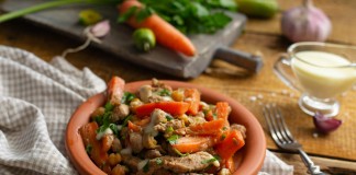Ароматный нут с мясом под сырным соусом