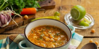 Густой суп из нута с овощами и яйцом