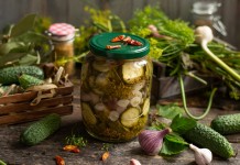 Маринованный салат из огурцов с луком и чесноком на зиму