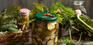 Маринованный салат из огурцов с луком и чесноком на зиму