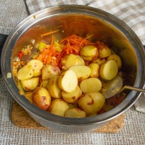 Разрезаем картофель пополам, кладём в кастрюлю Разрезаем картофель пополам, кладём в кастрюлю