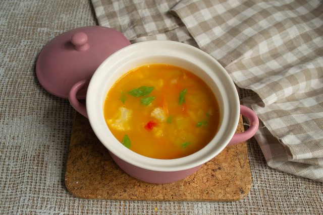 Подаём щи с цветной капустой и картошкой на стол горячими, посыпаем зеленью Подаём щи с цветной капустой и картошкой на стол горячими, посыпаем зеленью