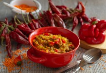 Огненный чили кон карне с красной чечевицей