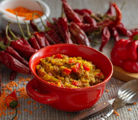 Огненный чили кон карне с красной чечевицей