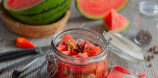 Острый маринованный арбуз — пикантная закуска к мясу