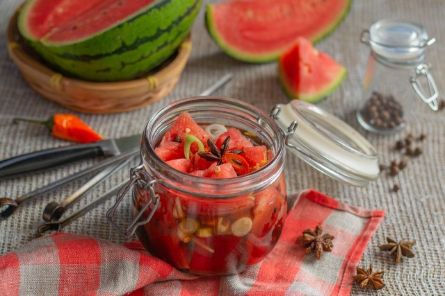 Острый маринованный арбуз — пикантная закуска к мясу