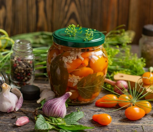 Помидоры «под снегом» — маринованные черри с чесноком и укропом - Рецепты Помидоры «под снегом» — маринованные черри с чесноком и укропом