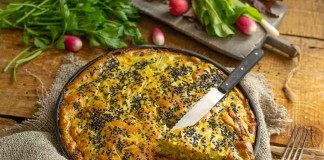 Простой пирог с сардинами и картошкой