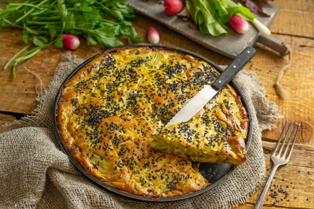 Простой пирог с сардинами и картошкой