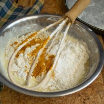 Насыпаем в миску муку, пекарский порошок и молотую куркуму. Тщательно смешиваем