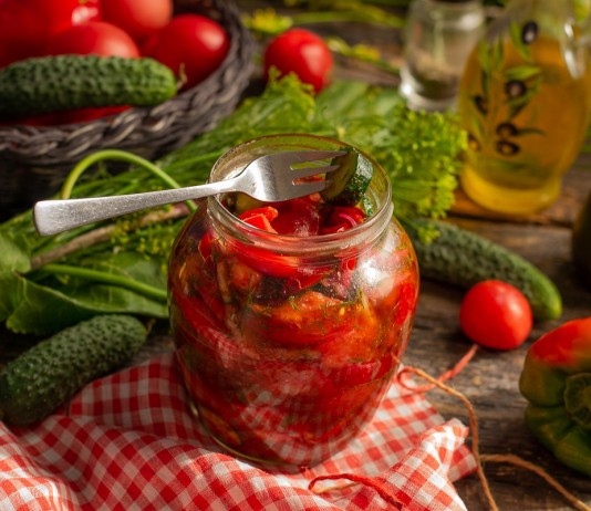 Вкусный и простой салат из помидоров и огурцов на зиму - Рецепты Вкусный и простой салат из помидоров и огурцов на зиму