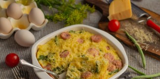 Сытная запеканка из вермишели с сосисками и стручковой фасолью