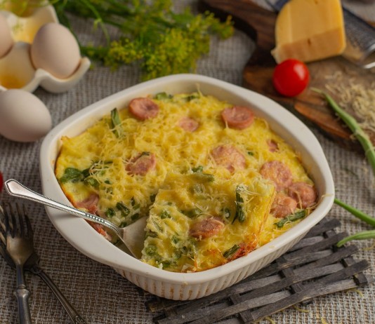 Сытная запеканка из вермишели с сосисками и стручковой фасолью