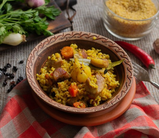 Сытный плов с булгуром и свининой