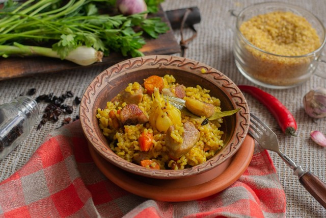 Сытный плов с булгуром и свининой