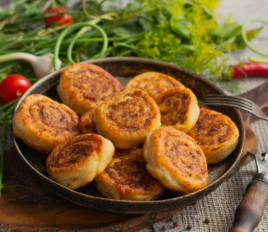 Вкуснейшие пирожки-рулетики с фаршем на сковороде