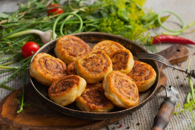 Вкуснейшие пирожки-рулетики с фаршем на сковороде